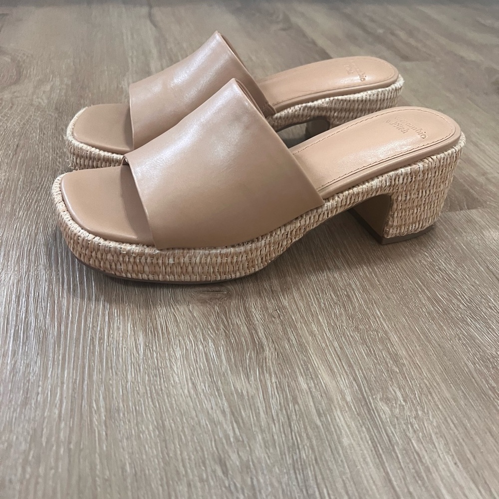 Abercrombie & Fitch tan sandals